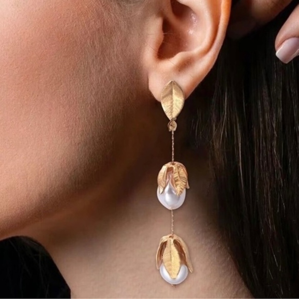 - Zara Pearl gold Flower dangle Earrings brand new 3.8”